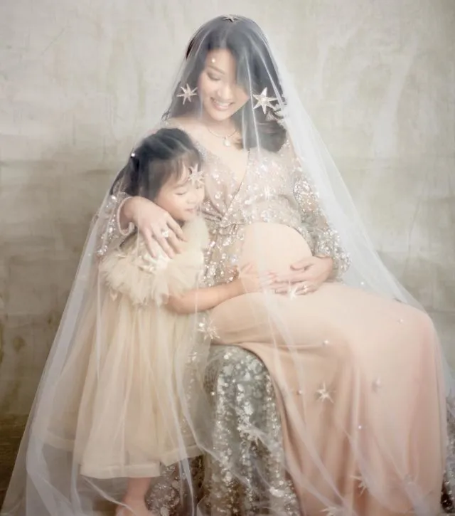 10 Ide Maternity Photo Selebritas Bersama Anak Pertama. Malah Ngajak sang Kakak Ikut Sayang Adik, Kan? 10