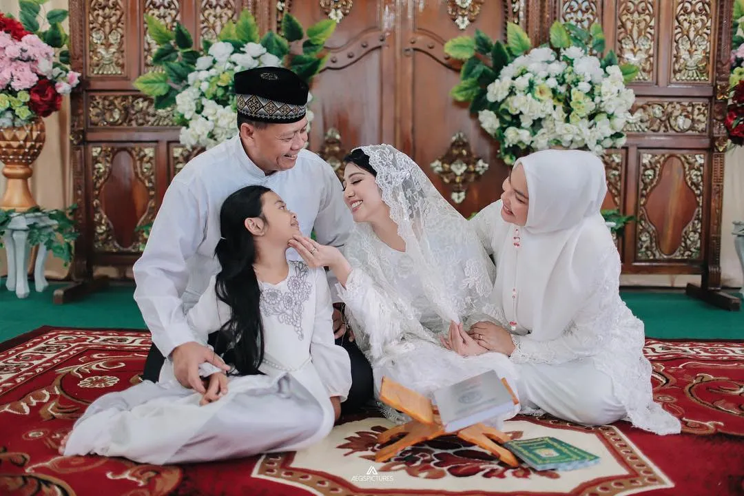 11 Potret Kebahagiaan Ariska Putri Pertiwi, dari Lamaran Hingga Resmi Jadi Istri Orang. Bahagia deh Liatnya! 16