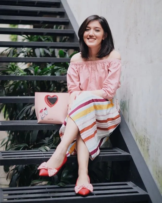 8 Busana Serba Merah Muda Ala Artis yang Cantiknya Kebangetan. Bisa Disontek Buat Kencan Sama Geng atau Pasangan 11