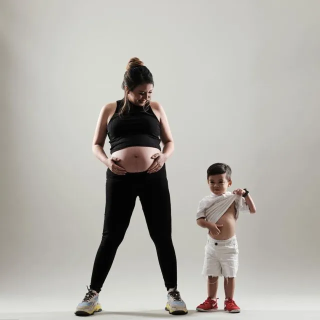 10 Ide Maternity Photo Selebritas Bersama Anak Pertama. Malah Ngajak sang Kakak Ikut Sayang Adik, Kan? 13