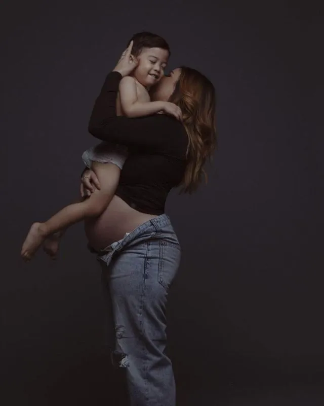 10 Ide Maternity Photo Selebritas Bersama Anak Pertama. Malah Ngajak sang Kakak Ikut Sayang Adik, Kan? 12