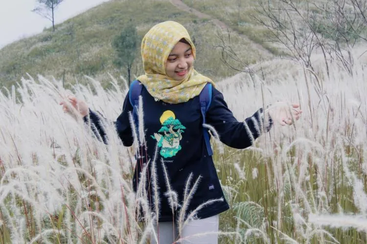 Bukit Mongkrang, Spot Padang Ilalang Hits di Karanganyar. Kerasa Kaya Lagi Foto di Luar Negeri! 7