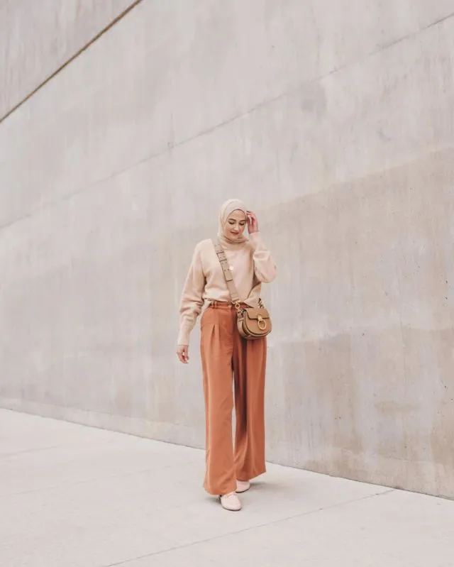 10 Inspirasi Hijab Nuansa Netral Ala Leena Asad, Lifestyle Blogger Palestina-Amerika yang Gayanya Super Elegan 12