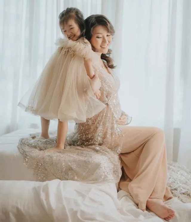 10 Ide Maternity Photo Selebritas Bersama Anak Pertama. Malah Ngajak sang Kakak Ikut Sayang Adik, Kan? 11