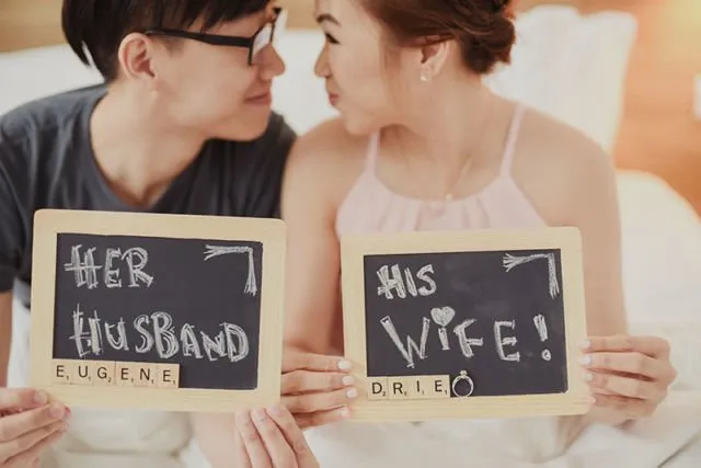 8 Properti ini Bisa Bikin Sesi Foto Prewedding Lebih Luwes. Nggak Biasa Berpose Pun Jadi Kelihatan Pantes 13