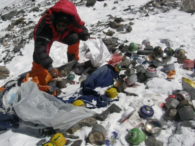 8 Potret Miris Gunung Everest yang Dipenuhi Sampah. Saking Parahnya, Salah Satu Base Camp Ditutup 13