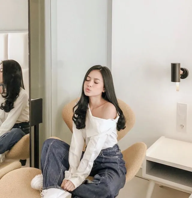 10 Ide Atasan Off Shoulder ala Selebgram yang Kecenya Kebangetan. Bikin Wajah Jadi Lebih Tirus Lo~ 14