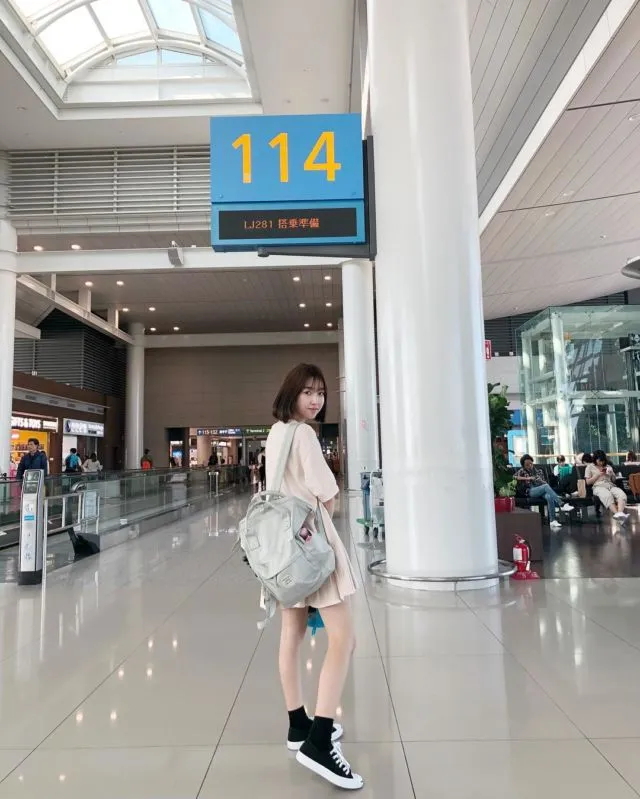 Inilah 12 Cara Padu Padan Baju Saat Pakai Sneakers Hitam Ala Sunny Dahye. Gaya Kasualnya Menawan Hati 15
