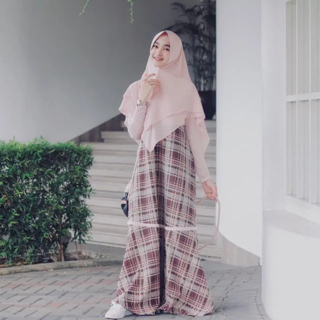 Inilah 12 Gaya Hijab Syar'i untuk Remaja Ala Bella Almira. Dipakai Sehari-hari Nggak Kelihatan Tua 22
