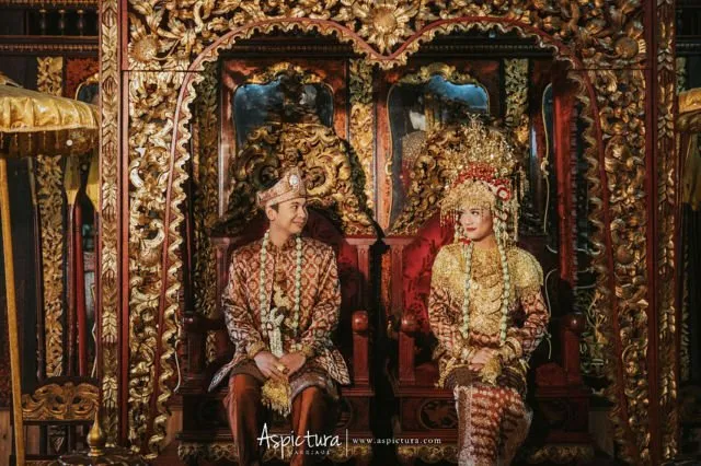 10 Foto Artis Prewedding dengan Riasan Adat Sumatera. Nggak Kalah dari Ammar Zoni dan Irish Bella! 18