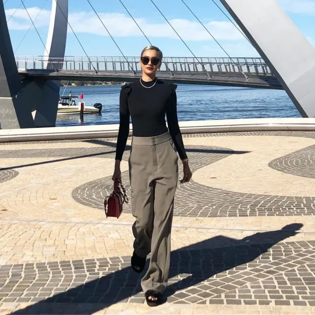 8 Pose Ala Selebgram ini Bisa Ditiru Biar Foto OOTD Nggak Lagi Kaku. Yuk Praktik Sama Fotografermu! 14
