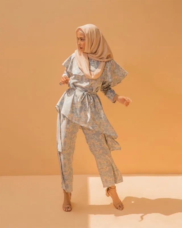 9 Ide Mix n' Match Busana Hijab Serba Bunga. Sempurna Nih, Buat Silaturahmi Sama Keluarga 17