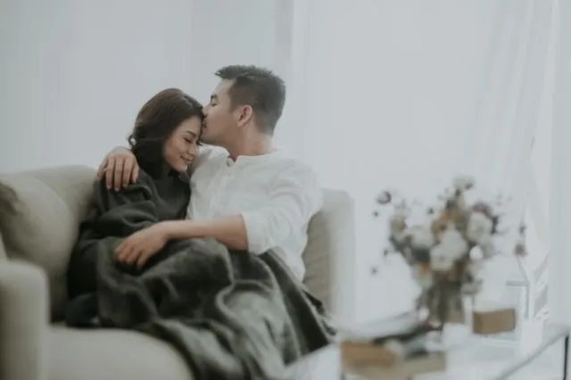 10 Foto Prewedding Indoor Ala Rumahan yang Elegan 15