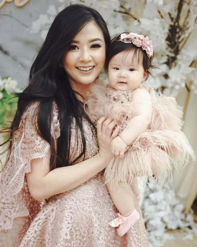 8 Anak Artis yang Mukanya Plek Ketiplek sama Sang Mama. Bapaknya Kebagian Dikit Doang! 14