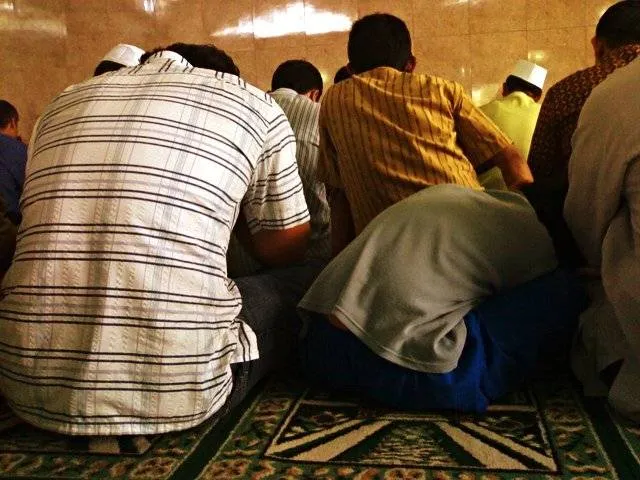 6 Cerita Kocak yang Jadi Oleh-oleh Orang Sehabis Jumatan. Cuma Cowok Kuat yang Bisa Sesabar ini~ 12