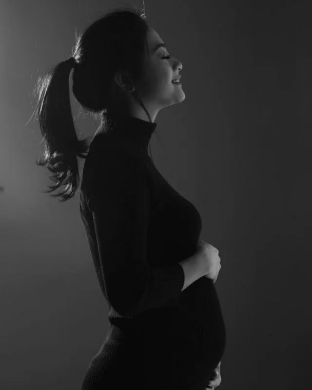 Intip Cantiknya Pose Kehamilan Raisa dalam Konsep Hitam Putih! 10 Ide Foto Serupa Ala Artis Ini Pun Layak Coba 17