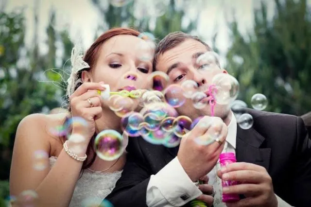 8 Properti ini Bisa Bikin Sesi Foto Prewedding Lebih Luwes. Nggak Biasa Berpose Pun Jadi Kelihatan Pantes 14
