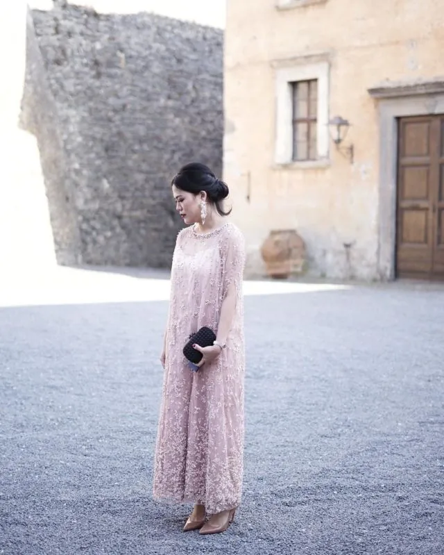 10 Inspirasi Model Baju Bukan Kebaya dari Kain Tule 16