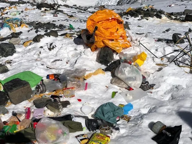 8 Potret Miris Gunung Everest yang Dipenuhi Sampah. Saking Parahnya, Salah Satu Base Camp Ditutup 11