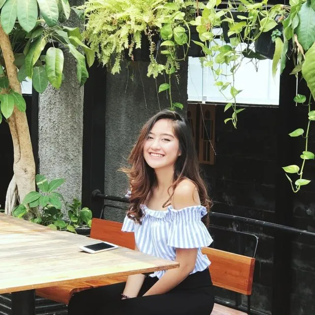 10 Ide Atasan Off Shoulder ala Selebgram yang Kecenya Kebangetan. Bikin Wajah Jadi Lebih Tirus Lo~ 13