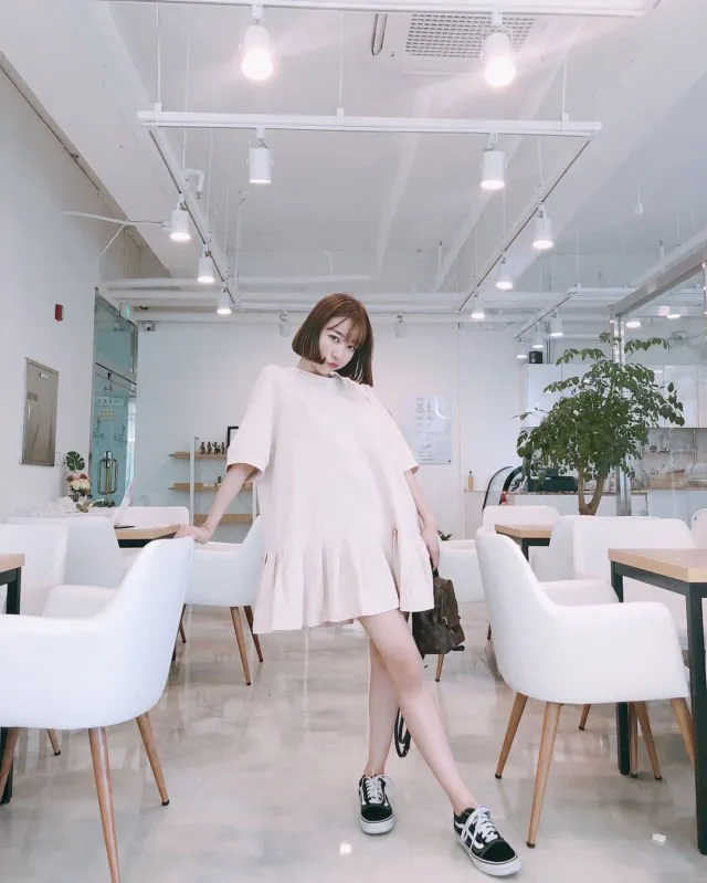 Inilah 12 Cara Padu Padan Baju Saat Pakai Sneakers Hitam Ala Sunny Dahye. Gaya Kasualnya Menawan Hati 24