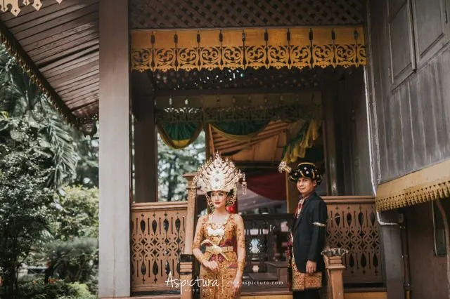 10 Foto Artis Prewedding dengan Riasan Adat Sumatera. Nggak Kalah dari Ammar Zoni dan Irish Bella! 17