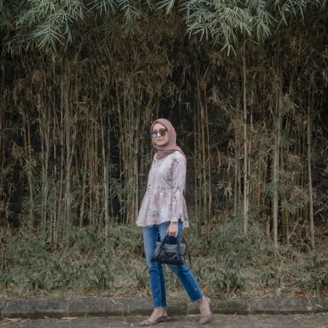 9 Ide Mix n' Match Busana Hijab Serba Bunga. Sempurna Nih, Buat Silaturahmi Sama Keluarga 13