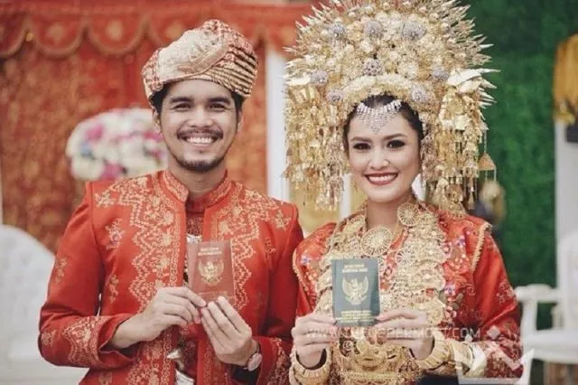 10 Potret Memukau Pengantin dari Pulau Sumatera. Pandangan Tak Bisa Beralih dari Indahnya Mahkota Mereka! 15