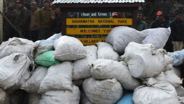 8 Potret Miris Gunung Everest yang Dipenuhi Sampah. Saking Parahnya, Salah Satu Base Camp Ditutup 10