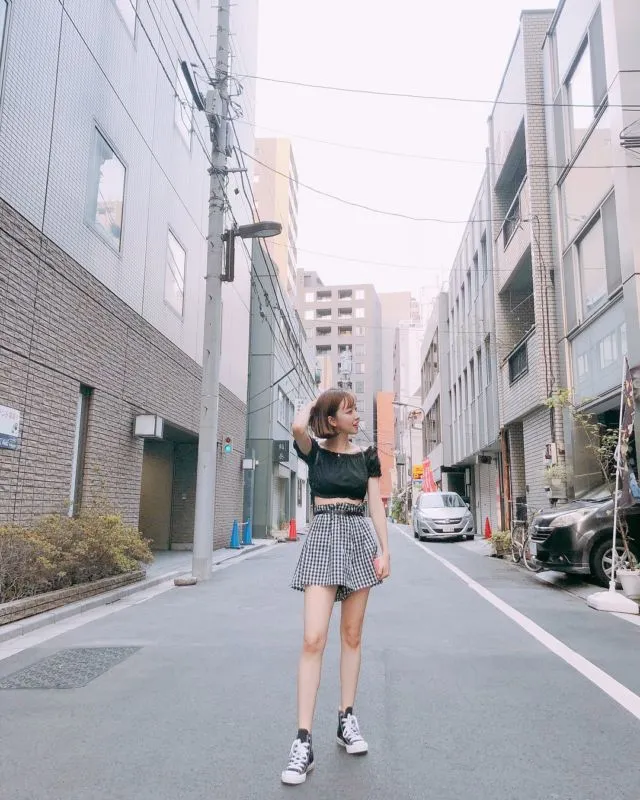 Inilah 12 Cara Padu Padan Baju Saat Pakai Sneakers Hitam Ala Sunny Dahye. Gaya Kasualnya Menawan Hati 17