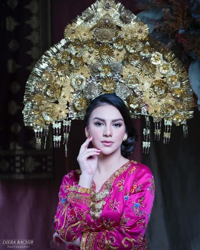 10 Foto Artis Prewedding dengan Riasan Adat Sumatera. Nggak Kalah dari Ammar Zoni dan Irish Bella! 16