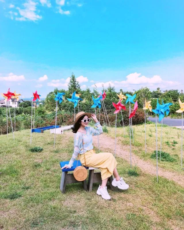 8 Pose Ala Selebgram ini Bisa Ditiru Biar Foto OOTD Nggak Lagi Kaku. Yuk Praktik Sama Fotografermu! 16