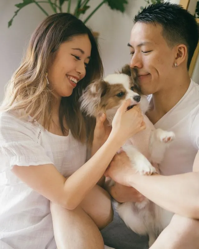 10 Foto Prewedding Indoor Ala Rumahan yang Elegan 19