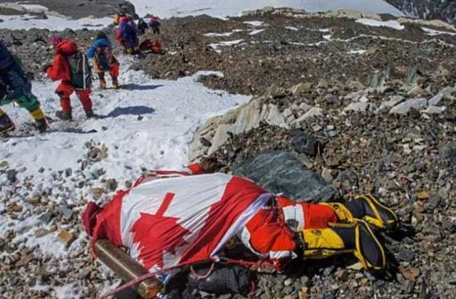8 Potret Miris Gunung Everest yang Dipenuhi Sampah. Saking Parahnya, Salah Satu Base Camp Ditutup 12