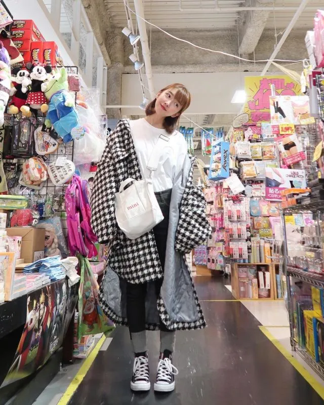 Inilah 12 Cara Padu Padan Baju Saat Pakai Sneakers Hitam Ala Sunny Dahye. Gaya Kasualnya Menawan Hati 19