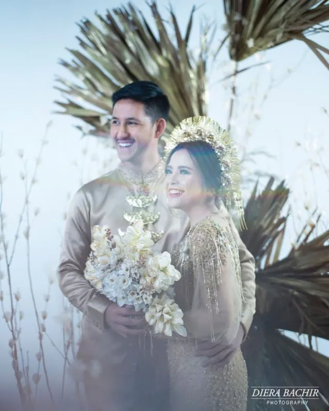 10 Foto Artis Prewedding dengan Riasan Adat Sumatera. Nggak Kalah dari Ammar Zoni dan Irish Bella! 19