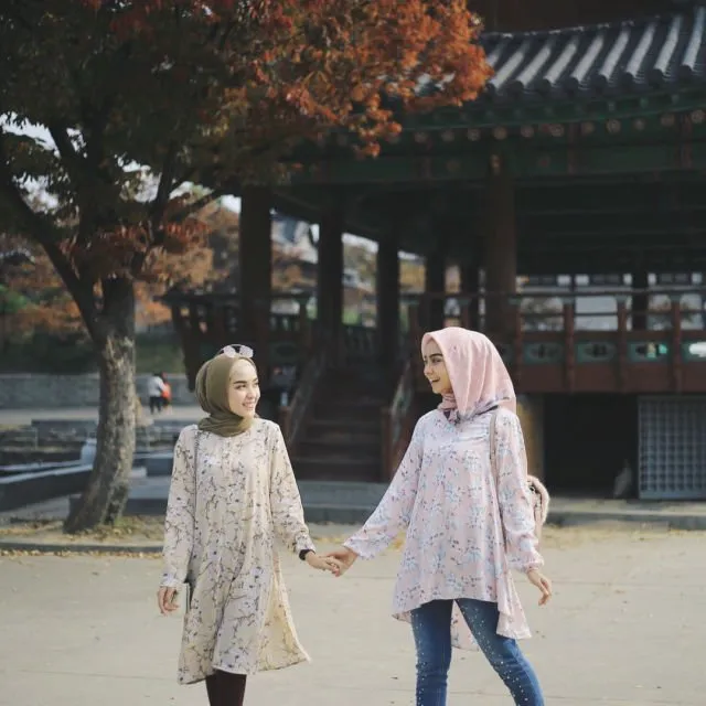 9 Ide Mix n' Match Busana Hijab Serba Bunga. Sempurna Nih, Buat Silaturahmi Sama Keluarga 15
