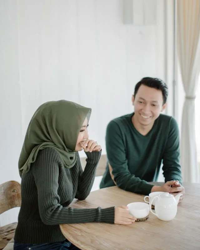 10 Foto Prewedding Indoor Ala Rumahan yang Elegan 18