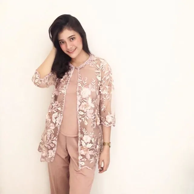 10 Inspirasi Model Baju Bukan Kebaya dari Kain Tule 18