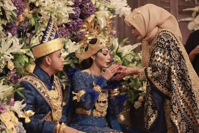 10 Potret Memukau Pengantin dari Pulau Sumatera. Pandangan Tak Bisa Beralih dari Indahnya Mahkota Mereka! 18