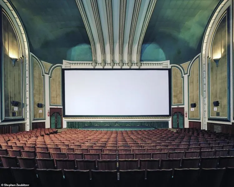 Traveler Ini Keliling Dunia Buat Motoin Gedung Bioskop. Ini 10 Bioskop Unik yang Telah Dipotretnya! 17