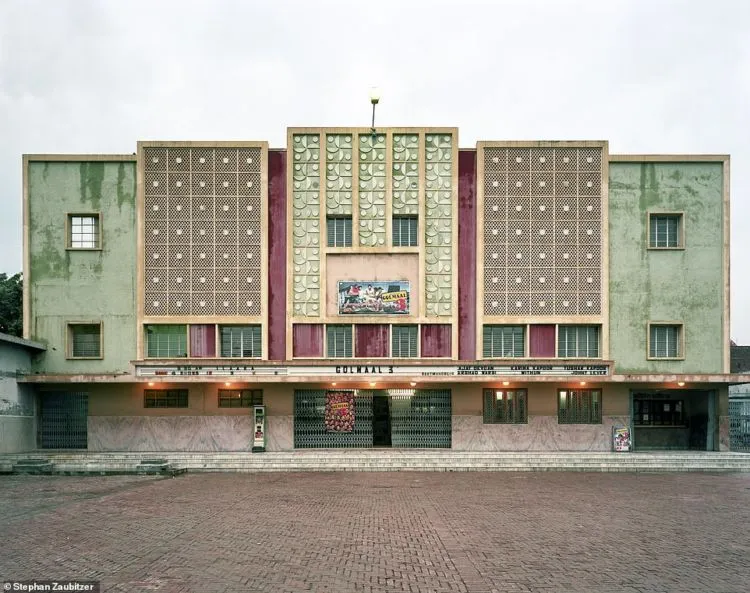 Traveler Ini Keliling Dunia Buat Motoin Gedung Bioskop. Ini 10 Bioskop Unik yang Telah Dipotretnya! 15