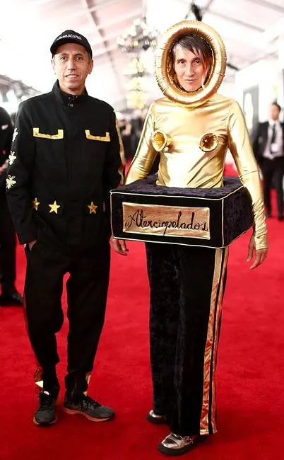 10 Foto Penampilan Artis Paling Unik di Red Carpet Grammy Awards 2019. Bajunya Mirip Apa Ya Kira-Kira? 16