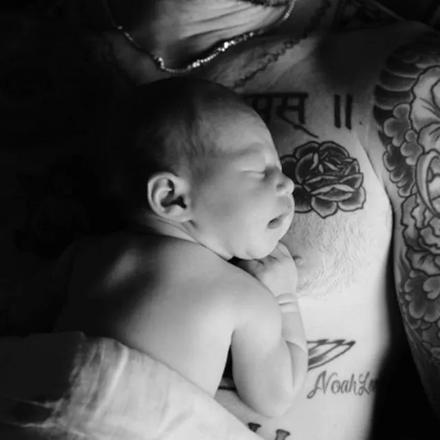 Hamish 'Hot Daddy' Gendong Baby Zalina Bikin Salfok! Ini 10+ Potret Papa Seleb Lain yang Momong Anak Juga! 28