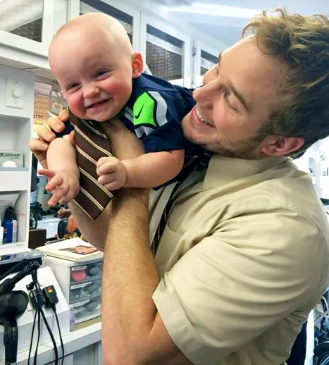 Hamish 'Hot Daddy' Gendong Baby Zalina Bikin Salfok! Ini 10+ Potret Papa Seleb Lain yang Momong Anak Juga! 26