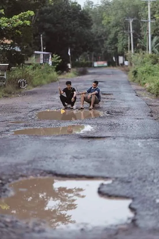 Protes Jalan Rusak dan Berlubang, Anak-anak Muda Berpose di Dalam Lumpur. Kritikan yang Efektif Nih! 11