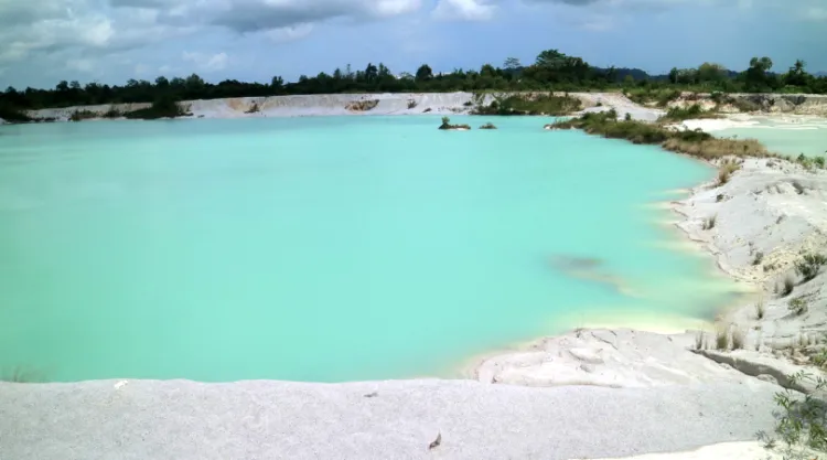Danau Kaolin Belitung, Danau Berwarna Biru Kekinian yang Hits di Negeri Laskar Pelangi! 4