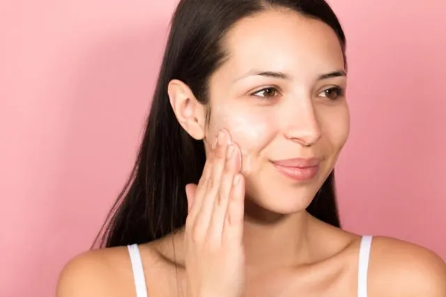 Jangan Asal Gosok, Begini 6 Cara Pakai Produk Skincare dengan Jari biar Pol Hasilnya 7