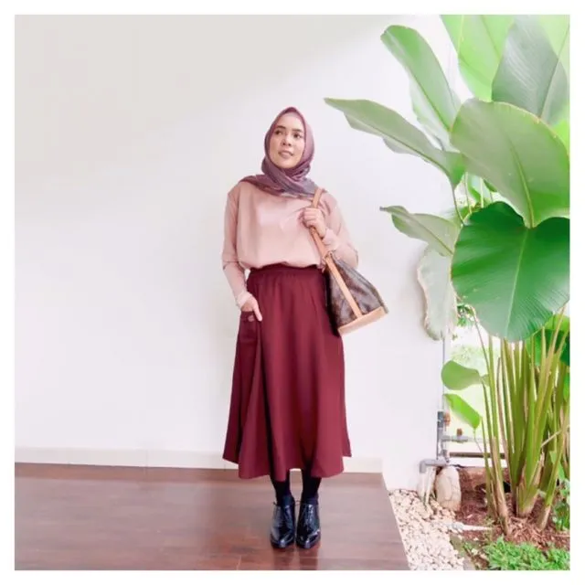 Inspirasi OOTD Hijab ala Dedek Centhyl Fitri Tropica. Sopan, Trendi, Pas Buat Pergi Kuliah Lagi! 16