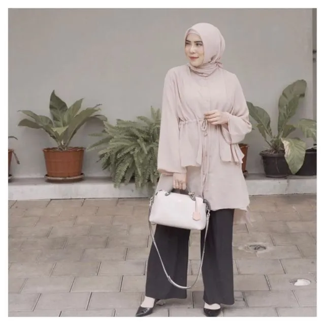 Inspirasi OOTD Hijab ala Dedek Centhyl Fitri Tropica. Sopan, Trendi, Pas Buat Pergi Kuliah Lagi! 18